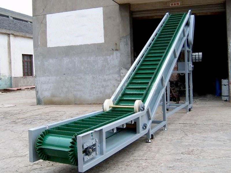 斜坡輸送機